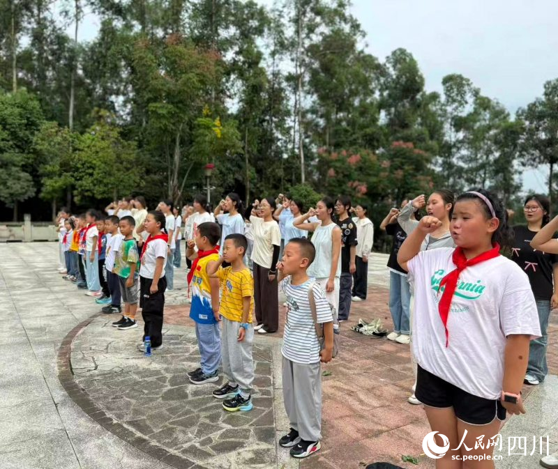 在红色西山研学基地进行宣誓仪式。罗宇豪摄